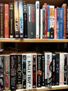 Półka z książkami